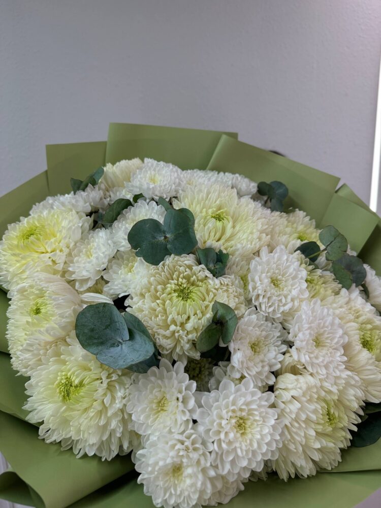 Монобукет из кустовых и одноголовых хризантем с ароматным эвкалиптом в оформлении - фото 1