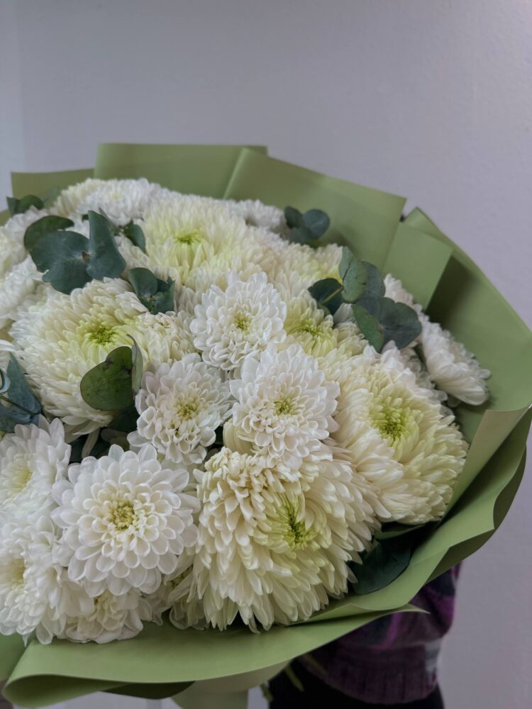 Монобукет из кустовых и одноголовых хризантем с ароматным эвкалиптом в оформлении - фото 4
