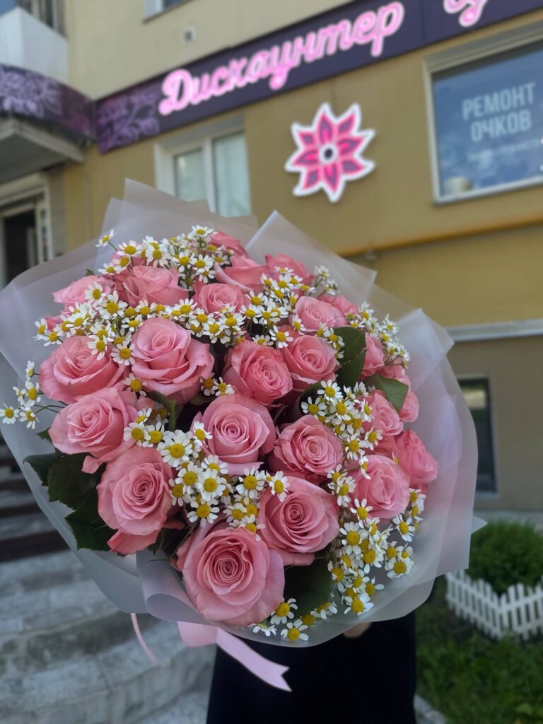 Букет из 25 роз с полевыми ромашками в матовом оформлении - фото 3