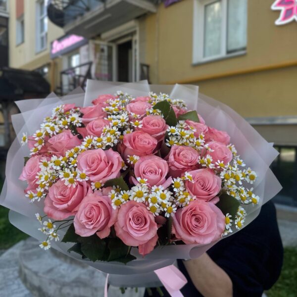 Букет из 25 роз с полевыми ромашками в матовом оформлении