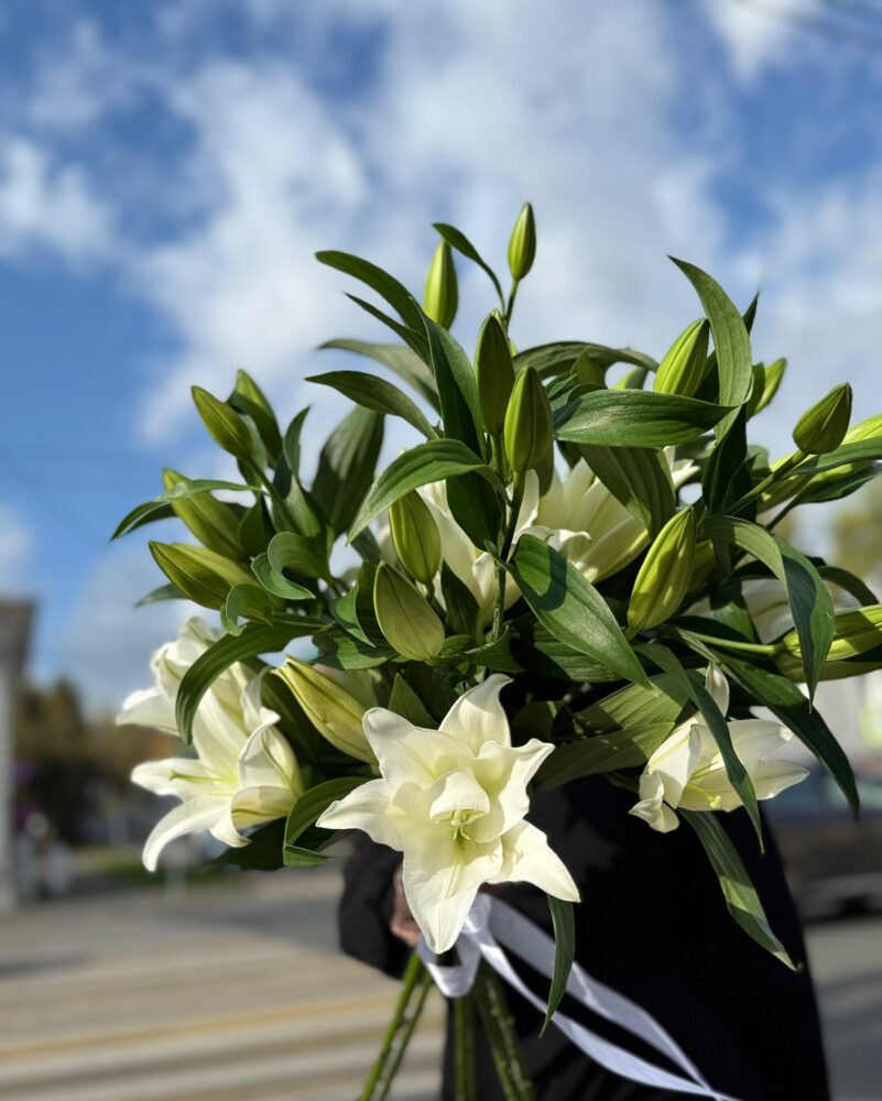 Букет из белых сортовых лилий на ленте! - фото 2