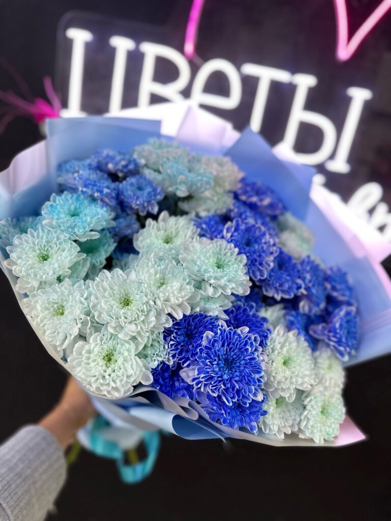 Букет из голубых,белых и синих хризантем в лазурном оформлении