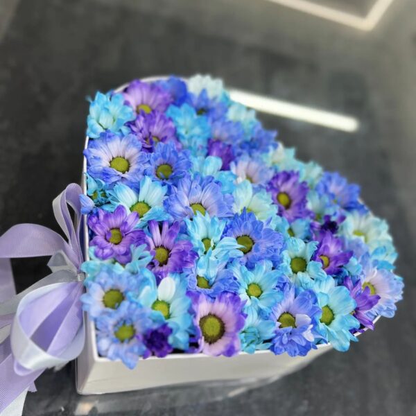 Композиция из светло-голубых и сиреневых хризантем в форме сердца - фото 2