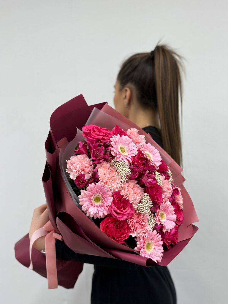 Сборный букет экзотических цветов в оформлении!