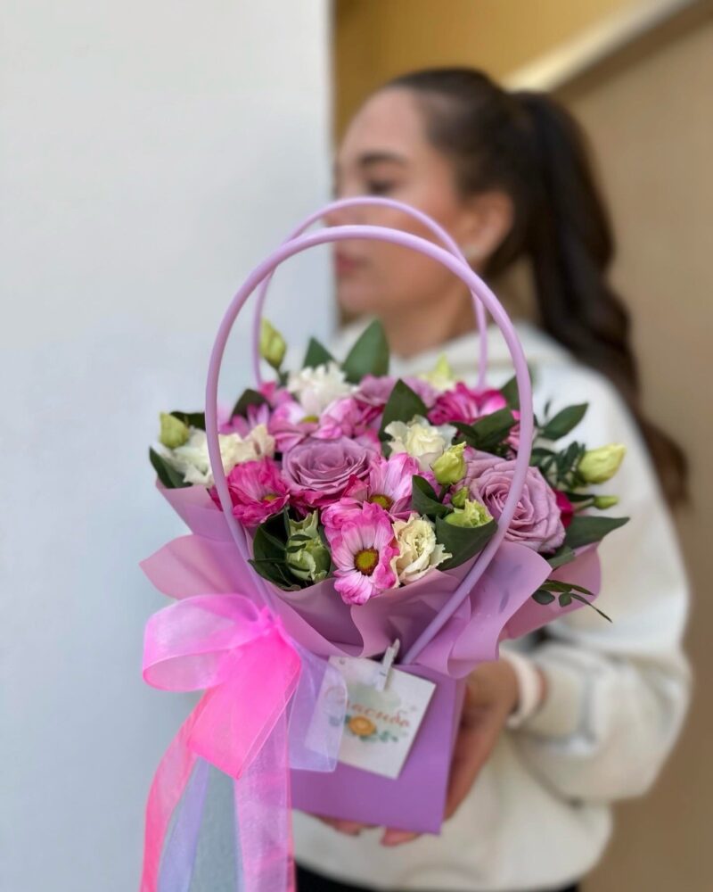 Композиция из роз,эустом и хризантем в сиреневой сумочке