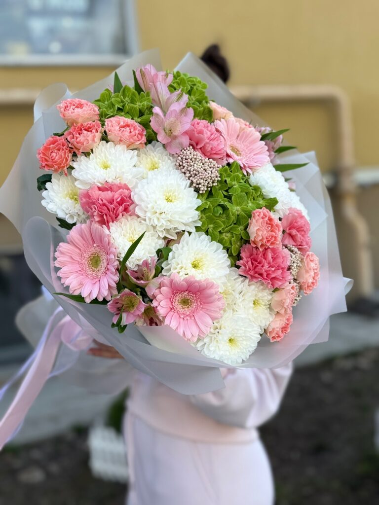 Сборный букет в нежной цветовой гамме из гортензий,гербер,кустовых розочек и хризантем с зеленью