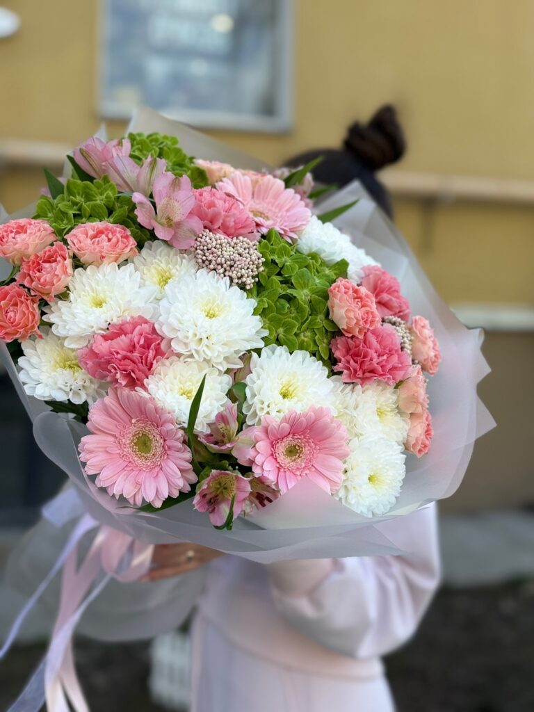 Сборный букет в нежной цветовой гамме из гортензий,гербер,кустовых розочек и хризантем с зеленью - фото 4