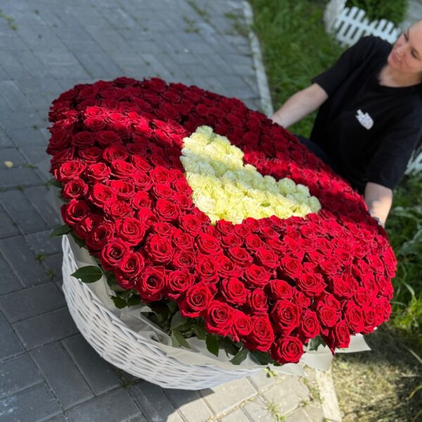 Композиция из 301 розы в форме сердца в плетеной корзине