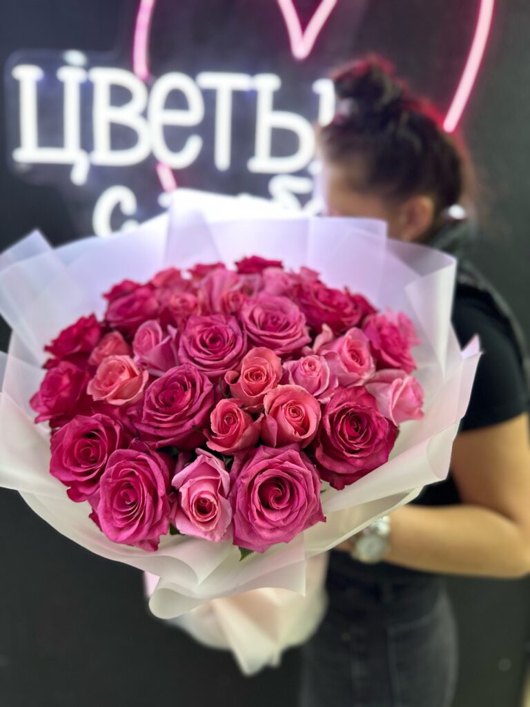 Букет из 35 розовых и коралловых роз в воздушной упаковке - фото 2