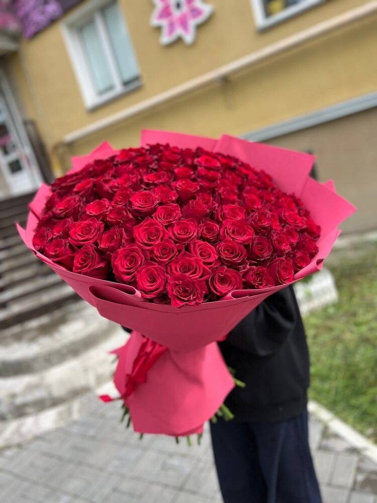 Букет из 101 темно-бордовой розы 70 см в красном фоамиране