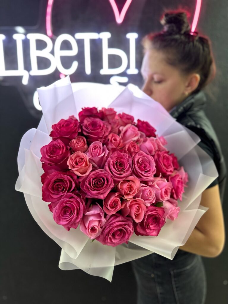 Букет из 35 розовых и коралловых роз в воздушной упаковке