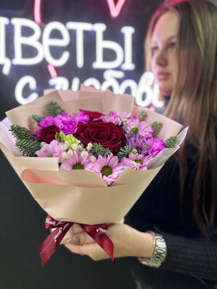 Новогодняя композиция из бордовых роз и розовых хризантем в крафтовой бумаге - фото 3