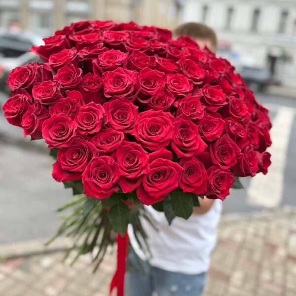 Шикарный букет из 75 роз Эквадор 70 см