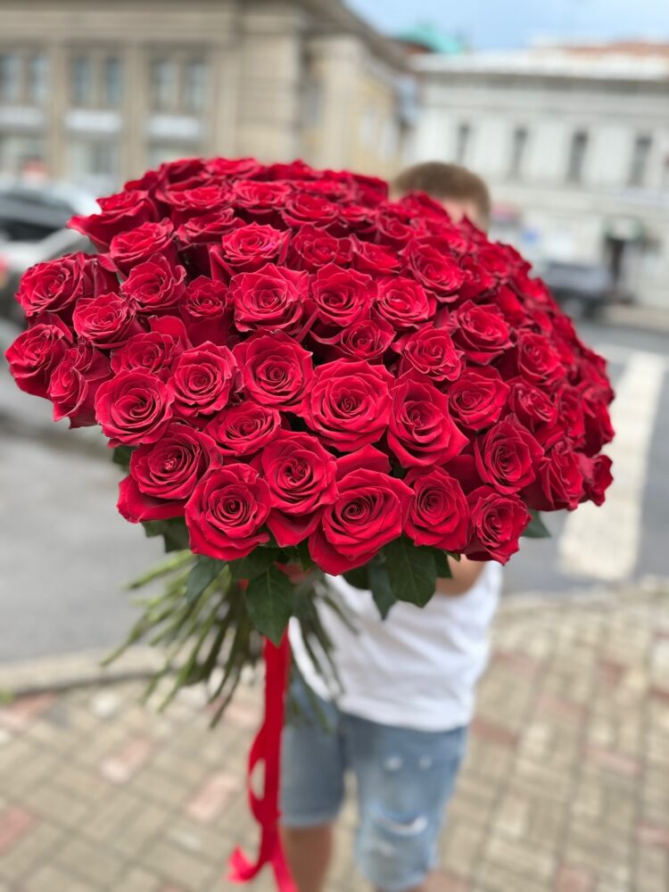 Шикарный букет из 75 роз Эквадор 70 см