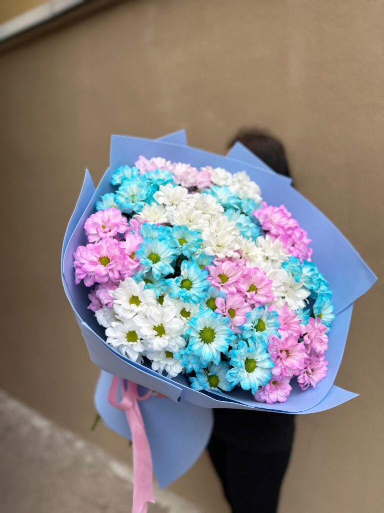 Букет из 15 кустовых хризантем в небесно-голубом фоамиране