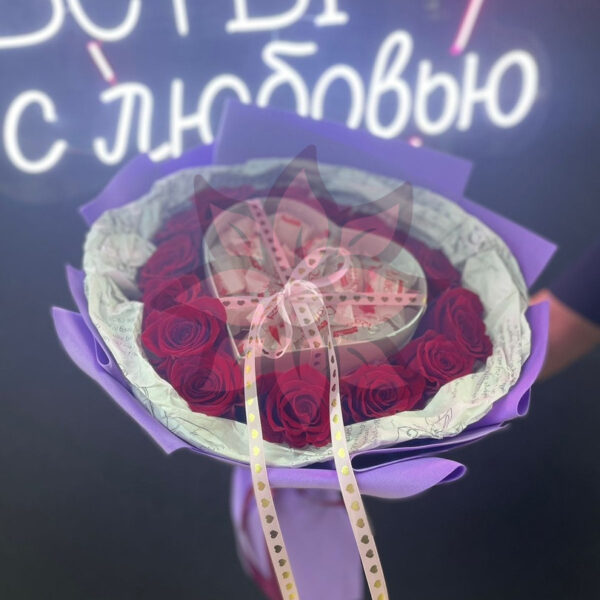 Букет из красных роз и коробкой конфет раффаэлло в сиреневом оформлении - фото 3