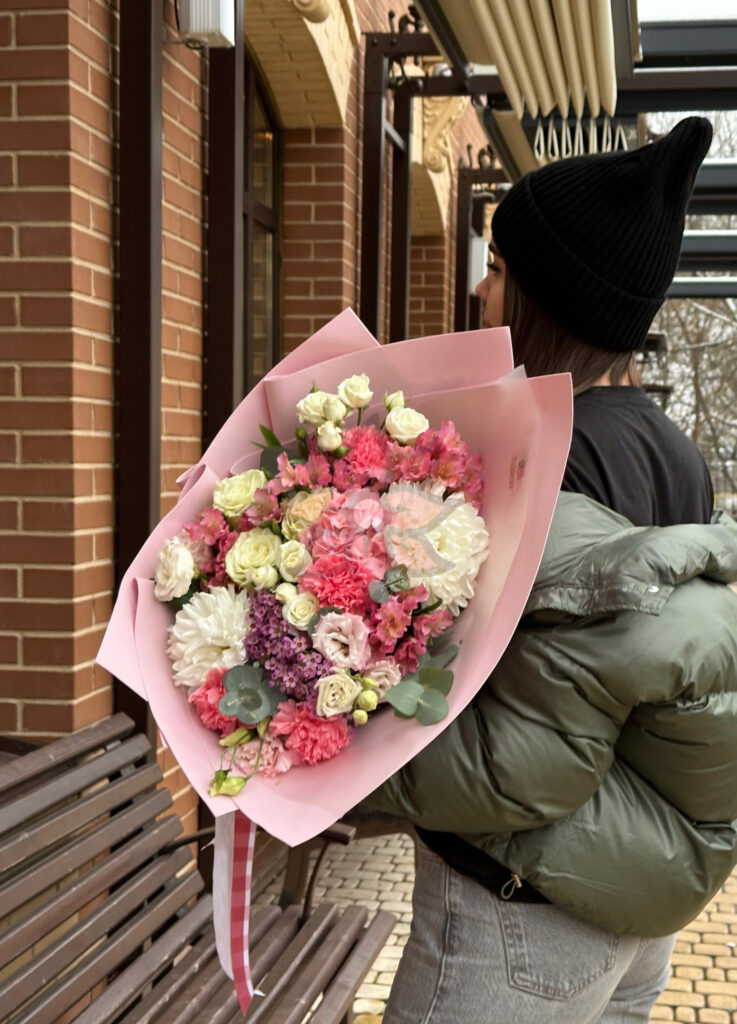 Букет из сортовых одноголовых хризантем, лизиантуса, и белых роз в пудровом фоамиране - фото 4