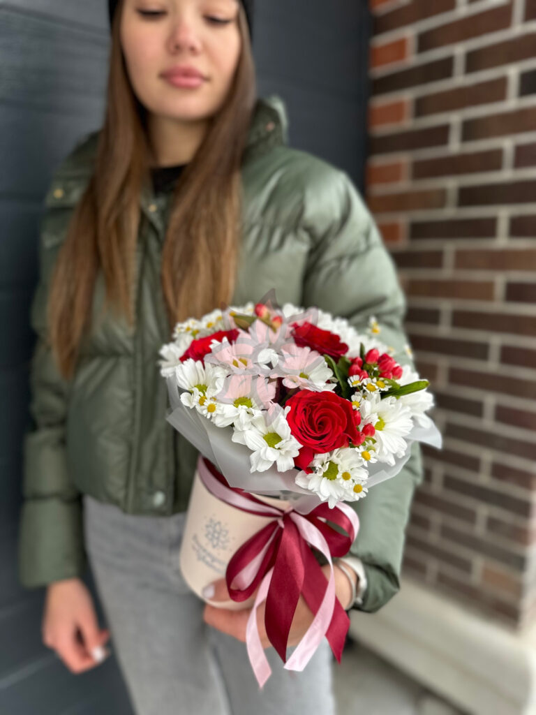 Композиция из красных роз и белых хризантем ромашек в коробке