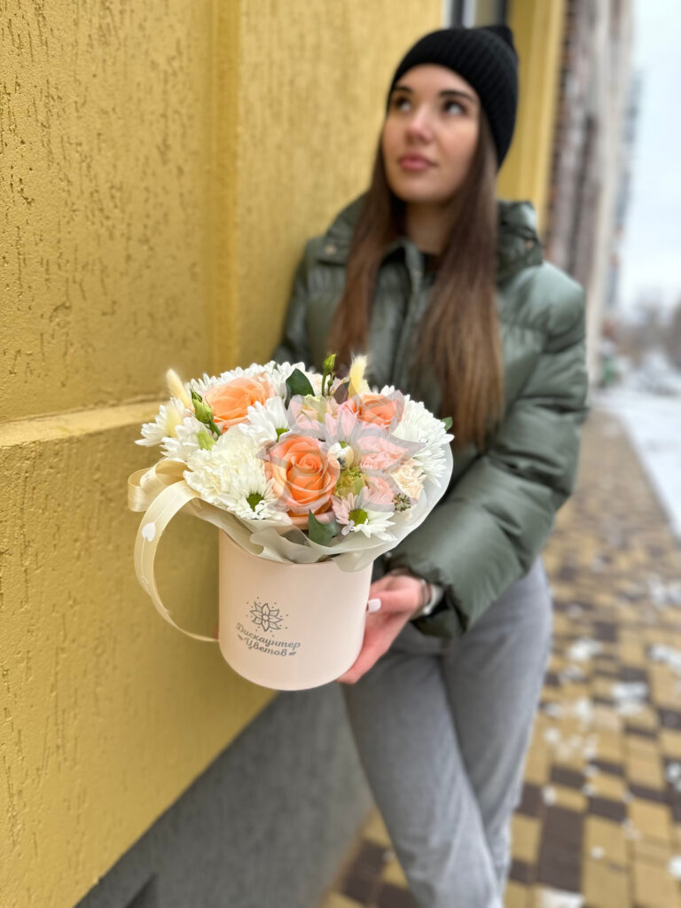 Композиция в нежных тонах персиковыми розами и кустовой хризантемой  в шляпной коробке - фото 4