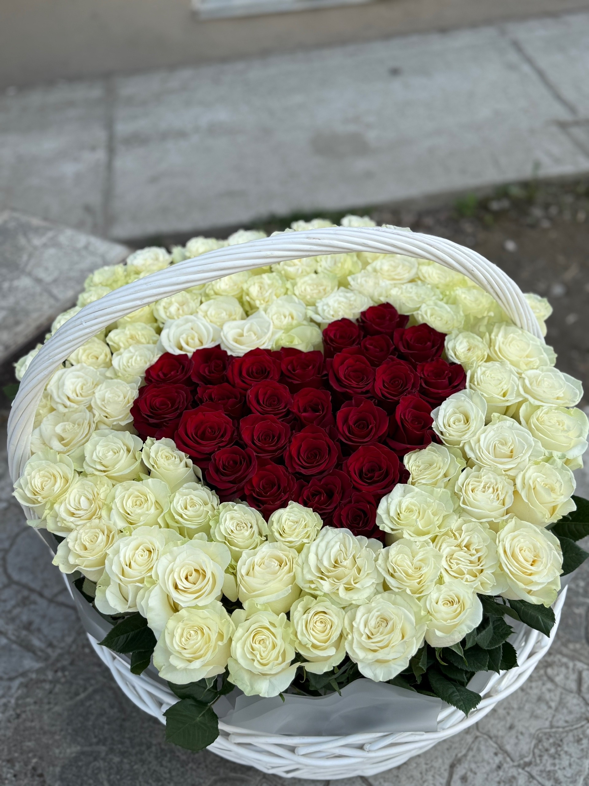 101 роза Эквадор в корзине сердце!