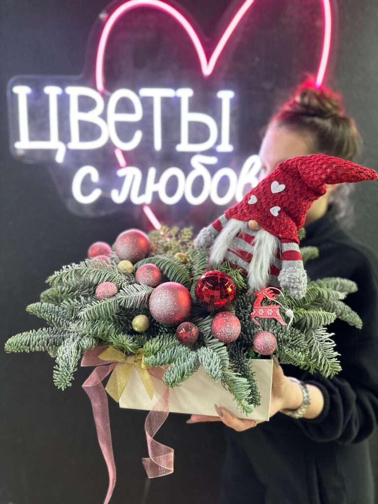 Новогодний букет из хвои с красными розами и розовыми шарами в фетровой бумаге - фото 2