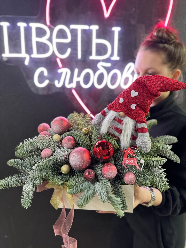 Новогодний букет из хвои с красными розами и розовыми шарами в фетровой бумаге
