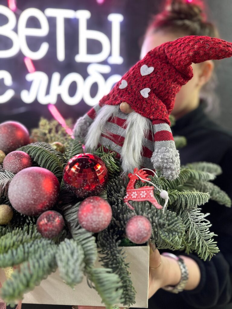 Новогодний букет из хвои с красными розами и розовыми шарами в фетровой бумаге - фото 3