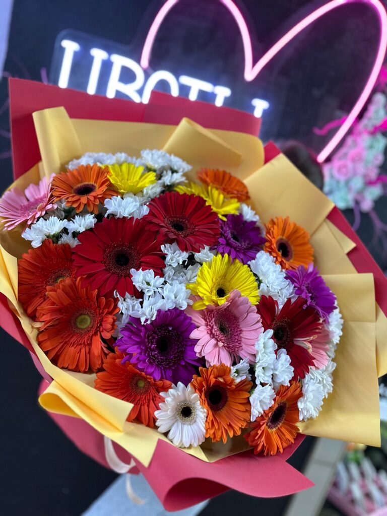 Букет из  микса пламенных гербер с кустовой ромашковидной хризантемой в огненно-красной матовой бумаге - фото 1