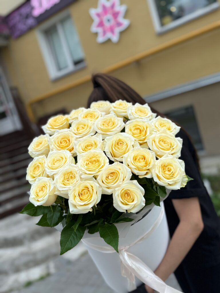 Композиция из 25 пионовидных роз в шляпной коробке - фото 3