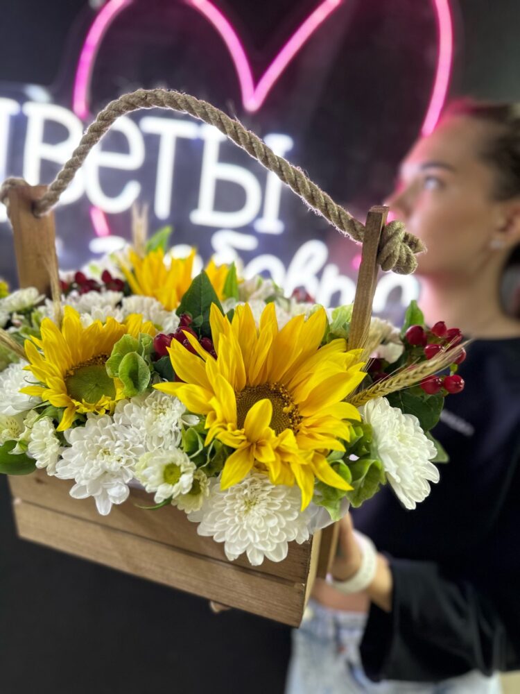 Композиция из ярких подсолнухов и белых хризантем в деревянном ящике - фото 1